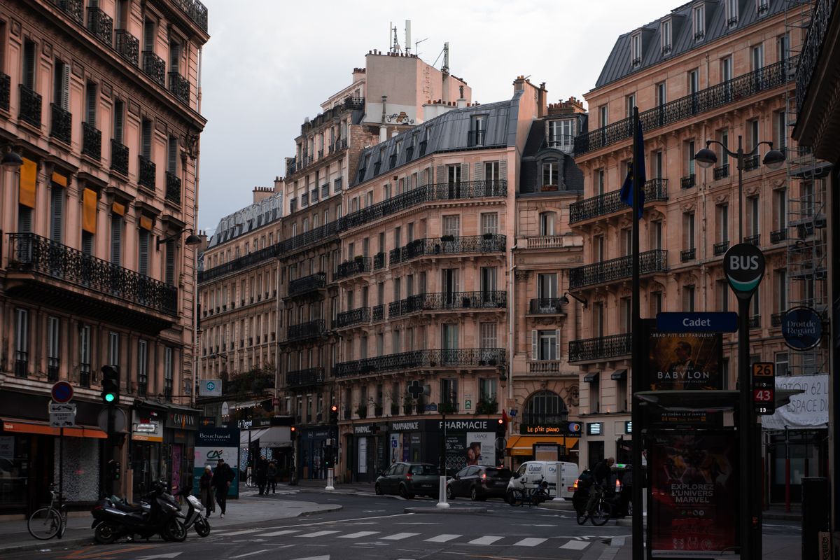 Chasseur d'appartement à Paris accompagnant un acheteur lors d'une visite