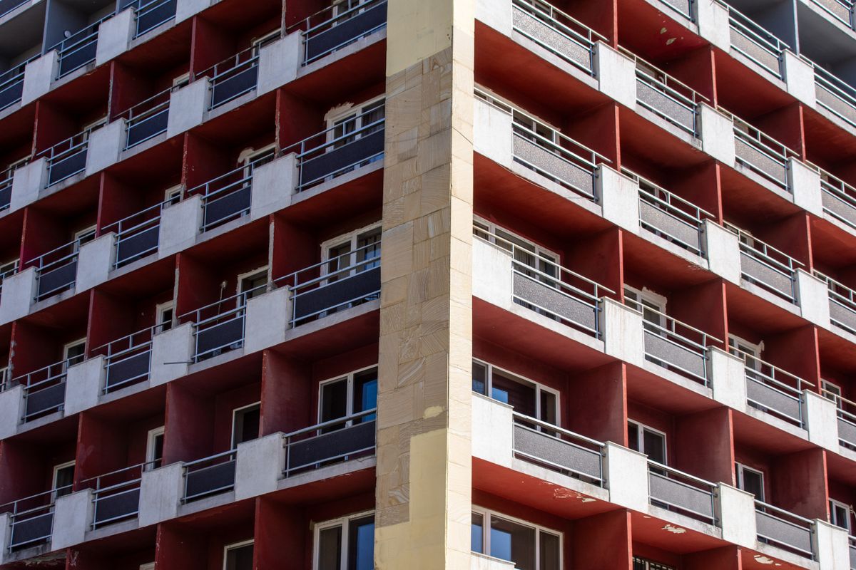 Administrateur de biens immobiliers examinant un contrat de gestion locative
