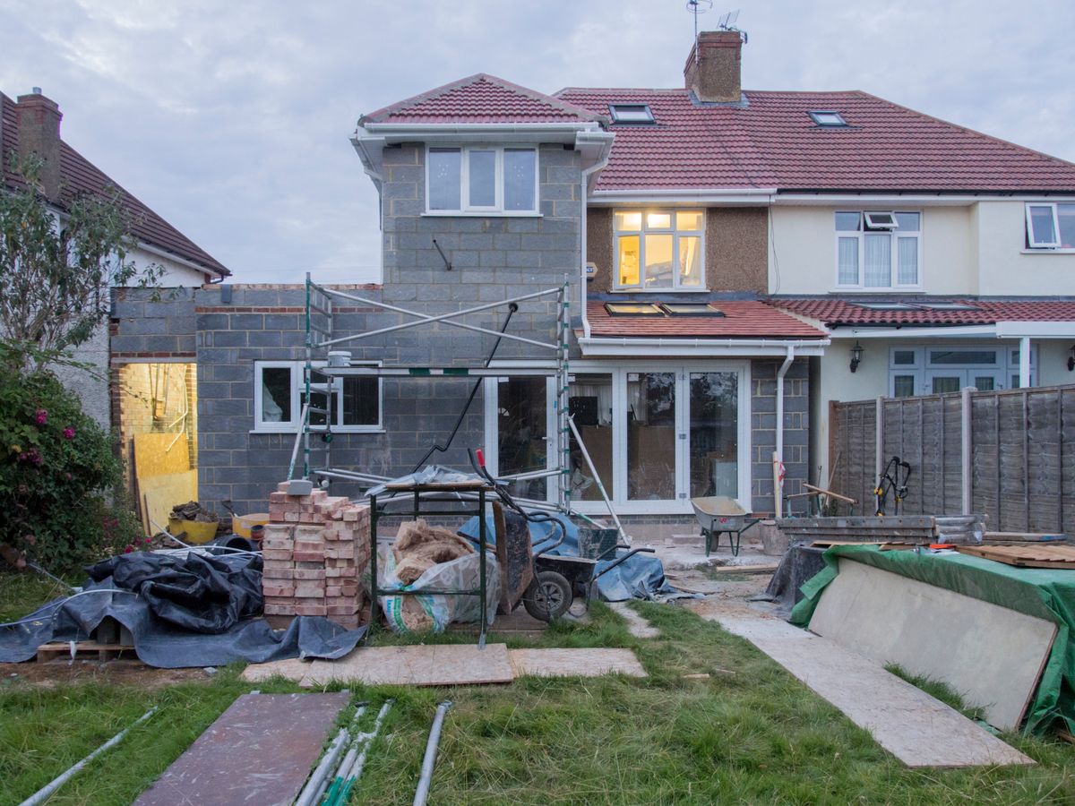Extension de maison contemporaine en ossature bois avec grandes baies vitrées