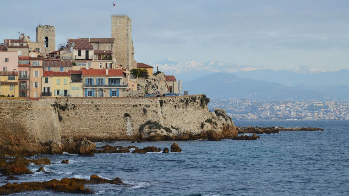 Vue aérienne du vieux-Antibes et du port Vauban depuis la mer
