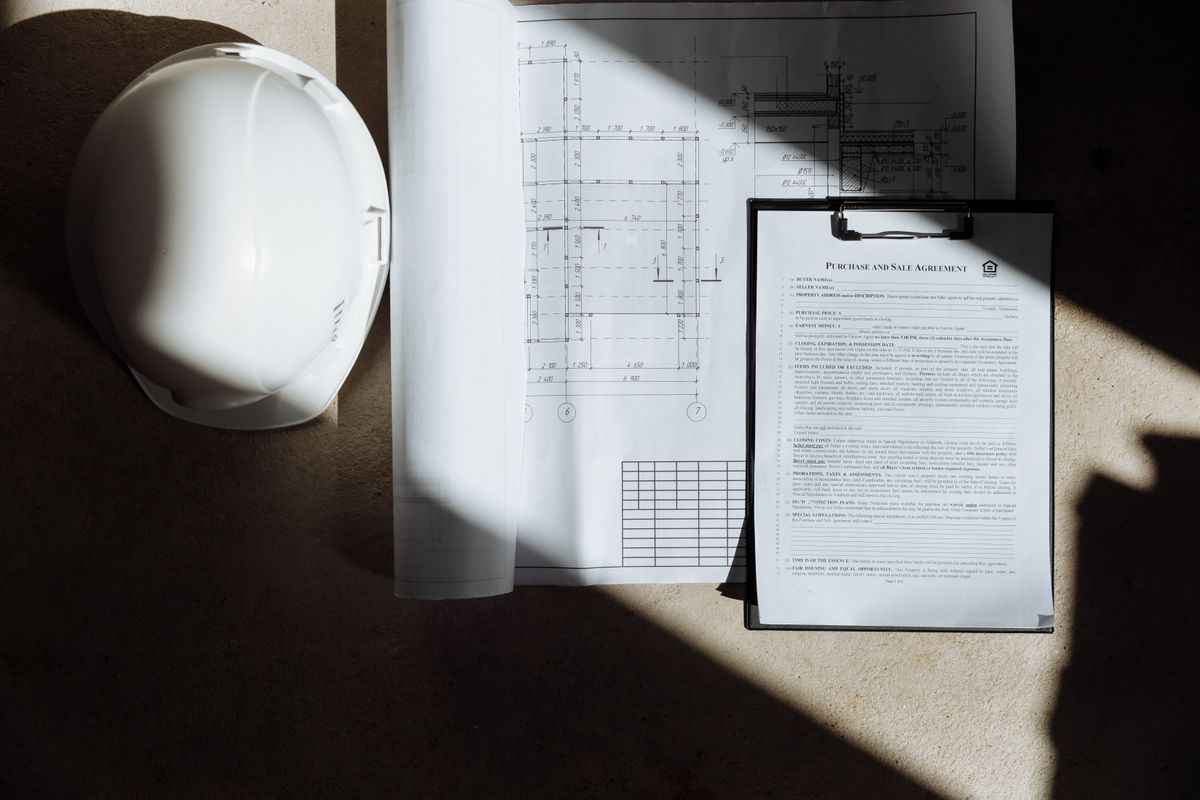 Plan cadastral et formulaires de certificat d'urbanisme sur un bureau de service urbanisme en mairie
