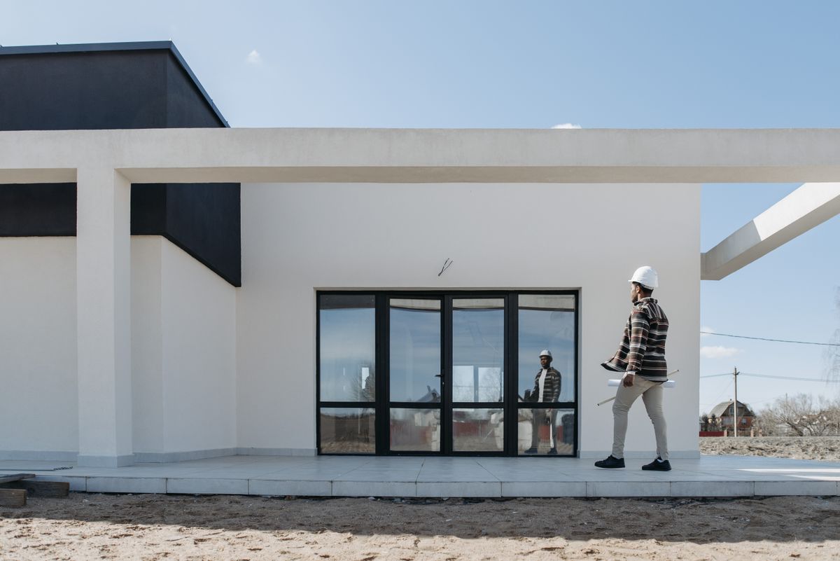 Maison individuelle neuve en cours de construction avec charpente bois apparente