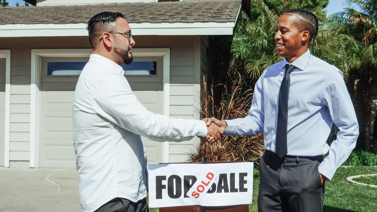 Acheteur et vendeur en discussion autour d'une offre de prix lors d'une transaction immobilière