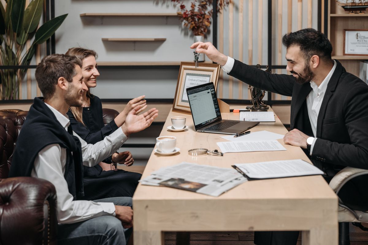 Signature d'un compromis de vente immobilier chez un notaire
