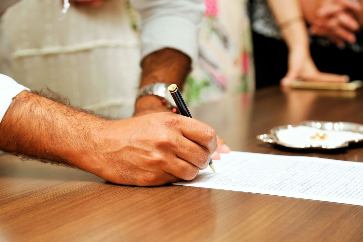 Notaire rédigeant un acte notarié lors d'une transaction immobilière