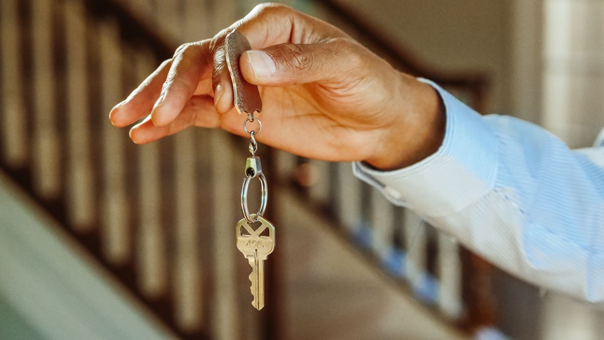Remise de clés d'appartement lors d'une transaction immobilière