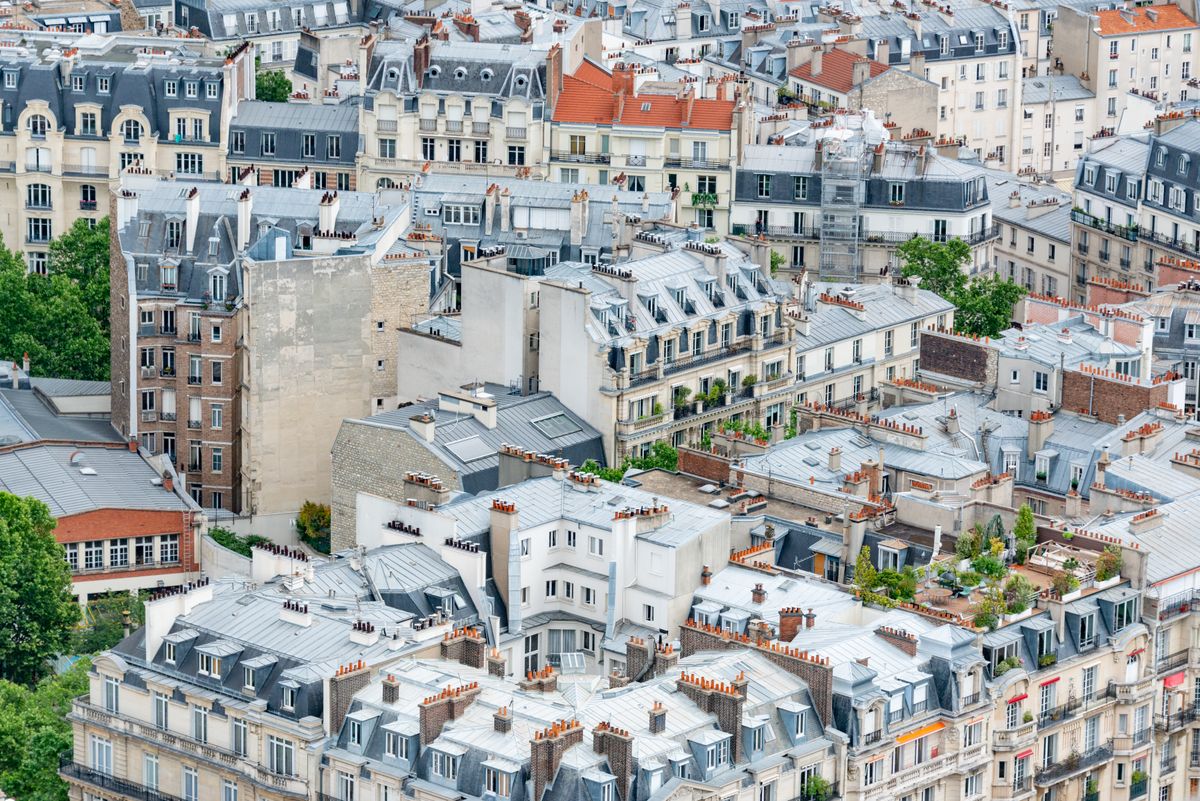 Chasseur immobilier à Paris expliquant le mandat de recherche à un acquéreur
