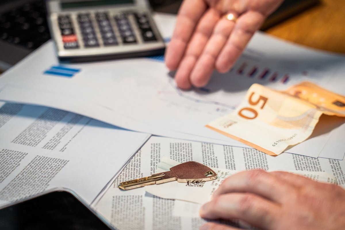 Clés, billets et documents sur une table lors d'une signature immobilière