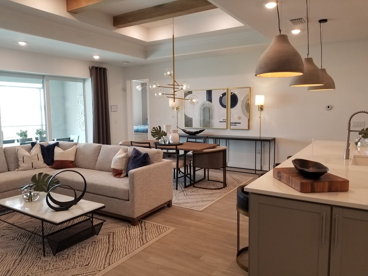 Salon d'appartement après home staging, épuré et lumineux, prêt pour les visites acquéreurs