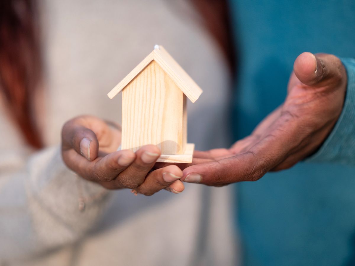 Documents notariaux et clés de maison sur une table, illustration de l'indivision immobilière