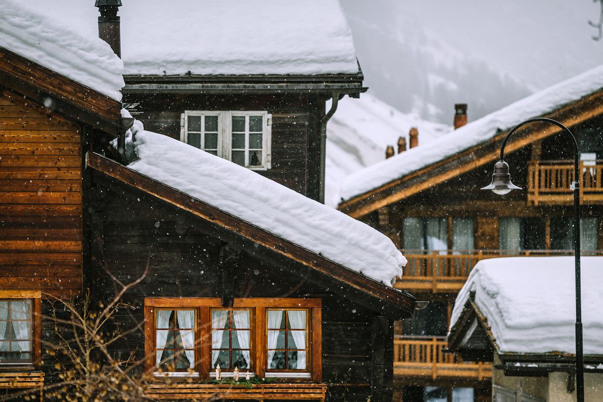 Chalet de luxe en bois dans une station des Alpes françaises sous la neige
