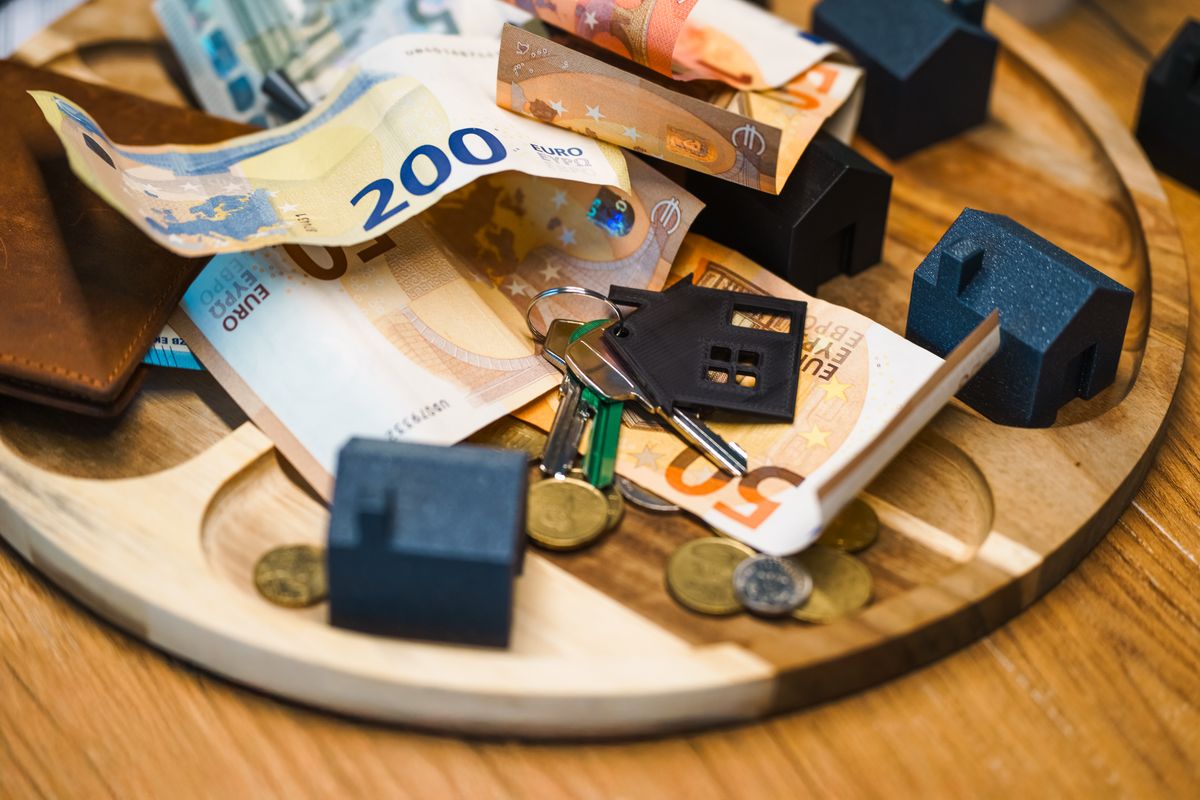 Signature d'un compromis de vente immobilier avec versement d'un acompte