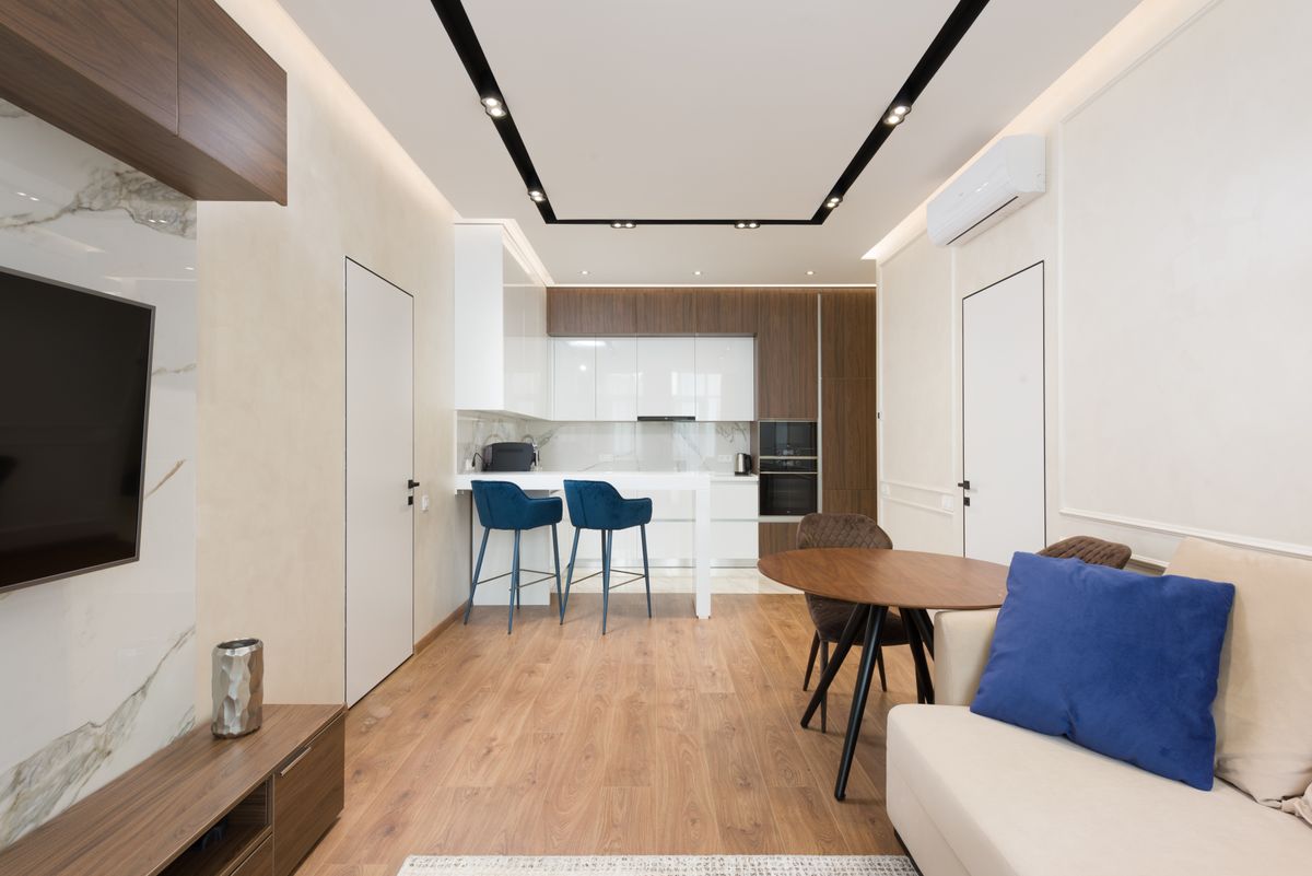 Appartement meublé lumineux comparé à un appartement vide, illustration des deux régimes locatifs