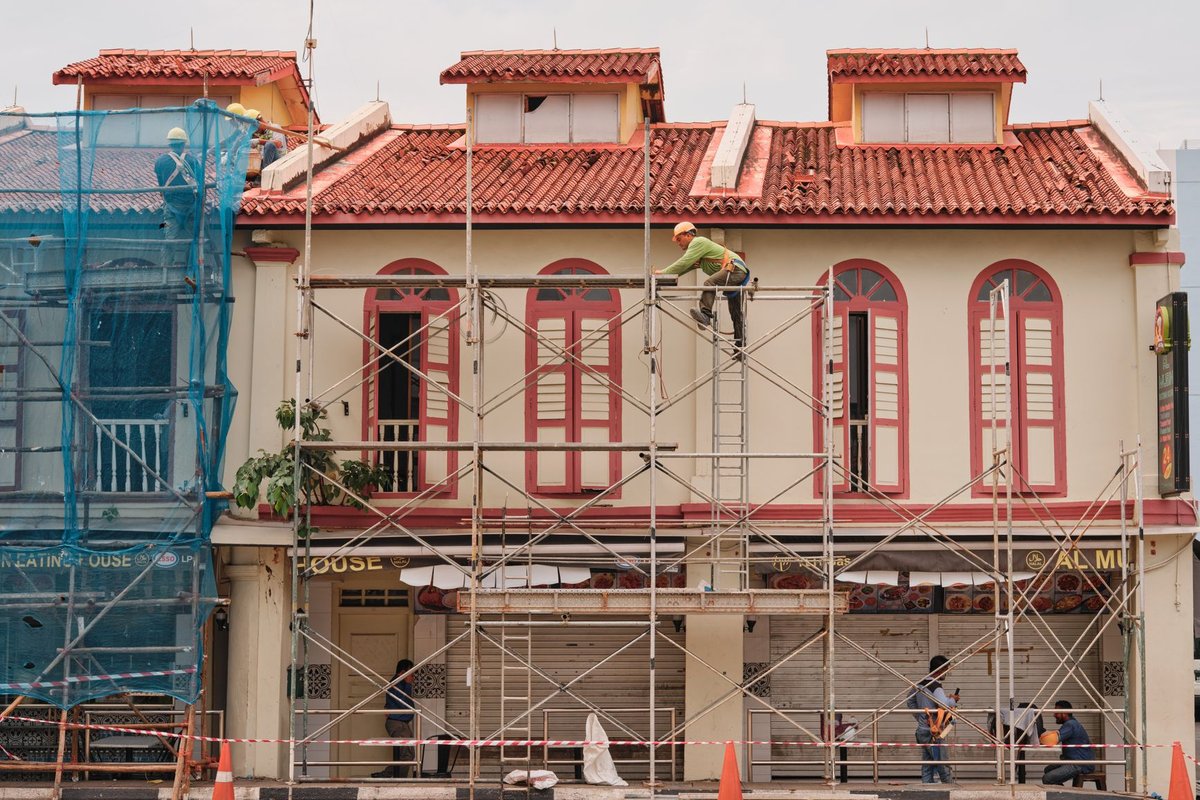 Façade d'un immeuble ancien en rénovation, échafaudage sur un bâtiment de centre-ville