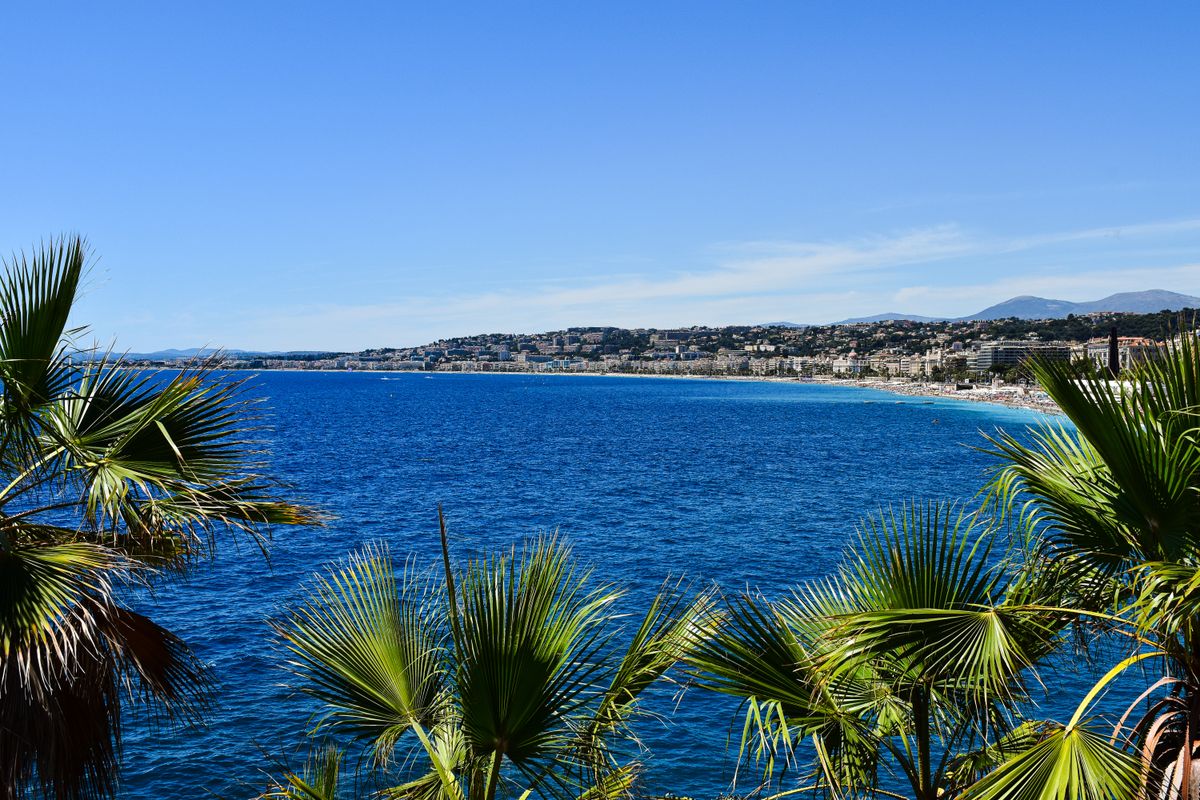 Vue sur les toits et la mer à Nice, marché immobilier de la Côte d'Azur
