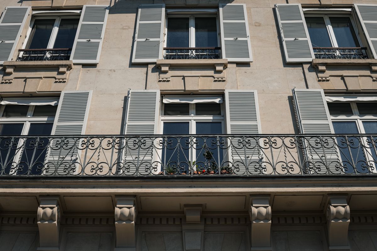 Avenue haussmannienne du 16e arrondissement de Paris avec façades en pierre de taille