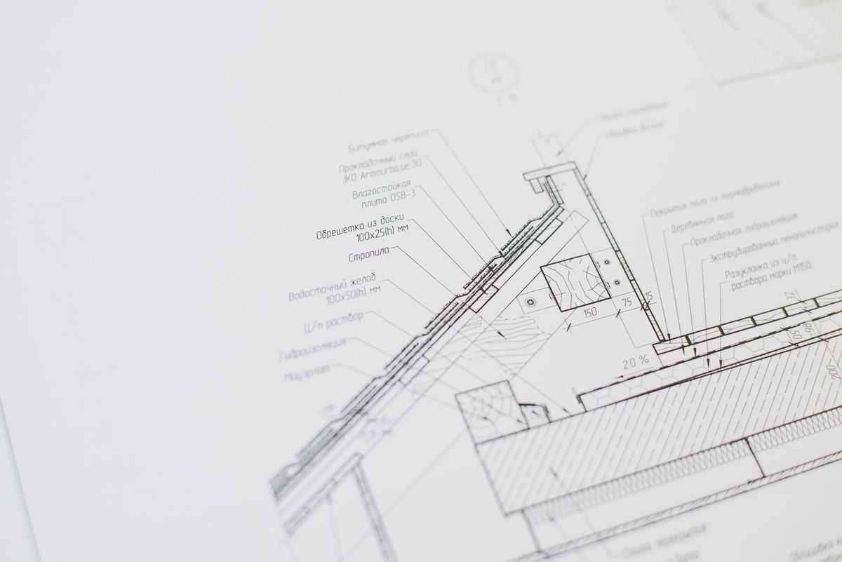 Plans de construction et dossier de permis de construire sur une table d'architecte