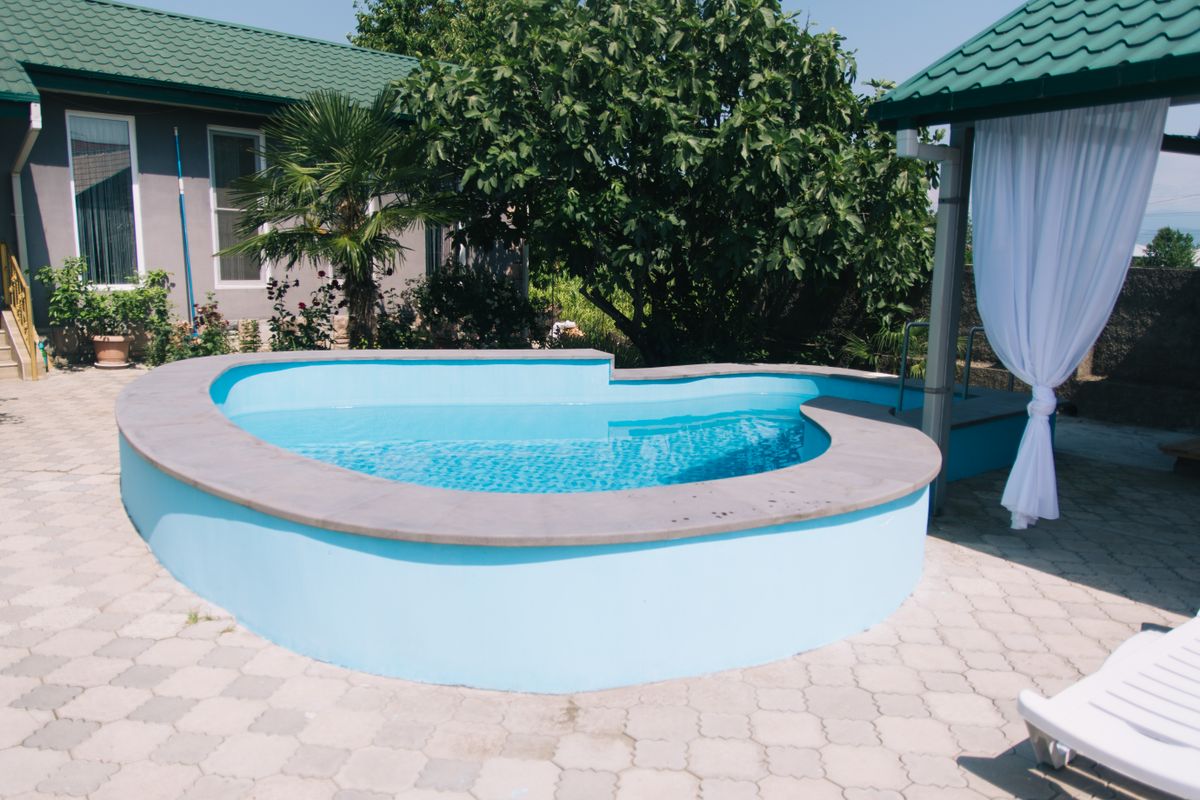 Piscine extérieure privée dans un jardin de maison individuelle