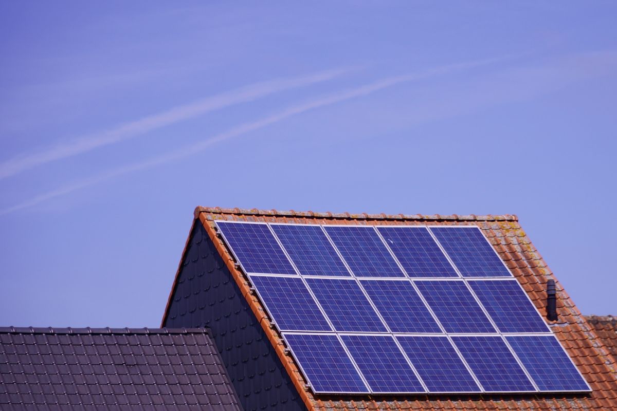 Panneaux solaires photovoltaïques sur toiture de maison individuelle