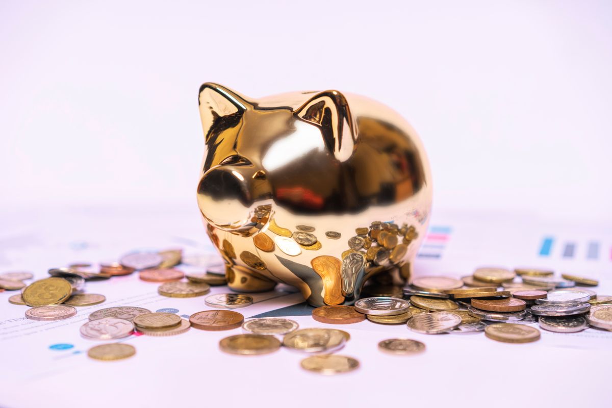Conseiller financier expliquant le mécanisme du prêt in fine à un investisseur immobilier