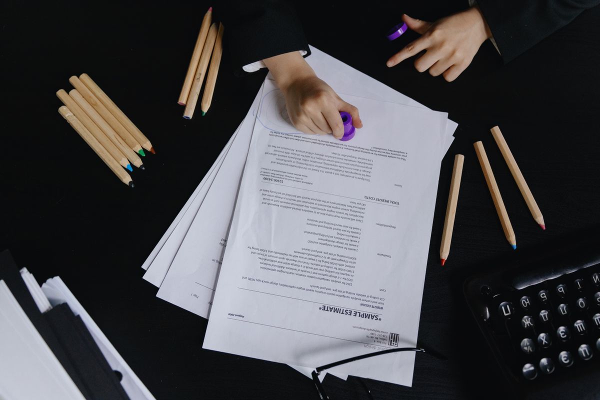 Notaire signant un acte authentique immobilier