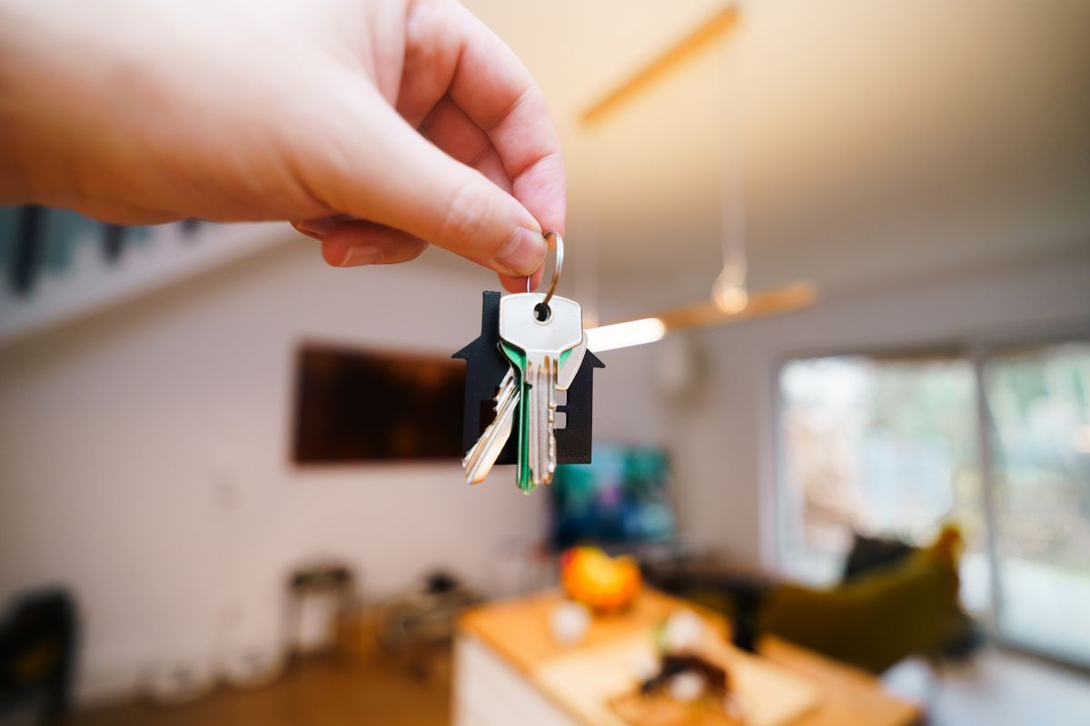 Bailleur consultant un contrat d'assurance loyers impayés GLI