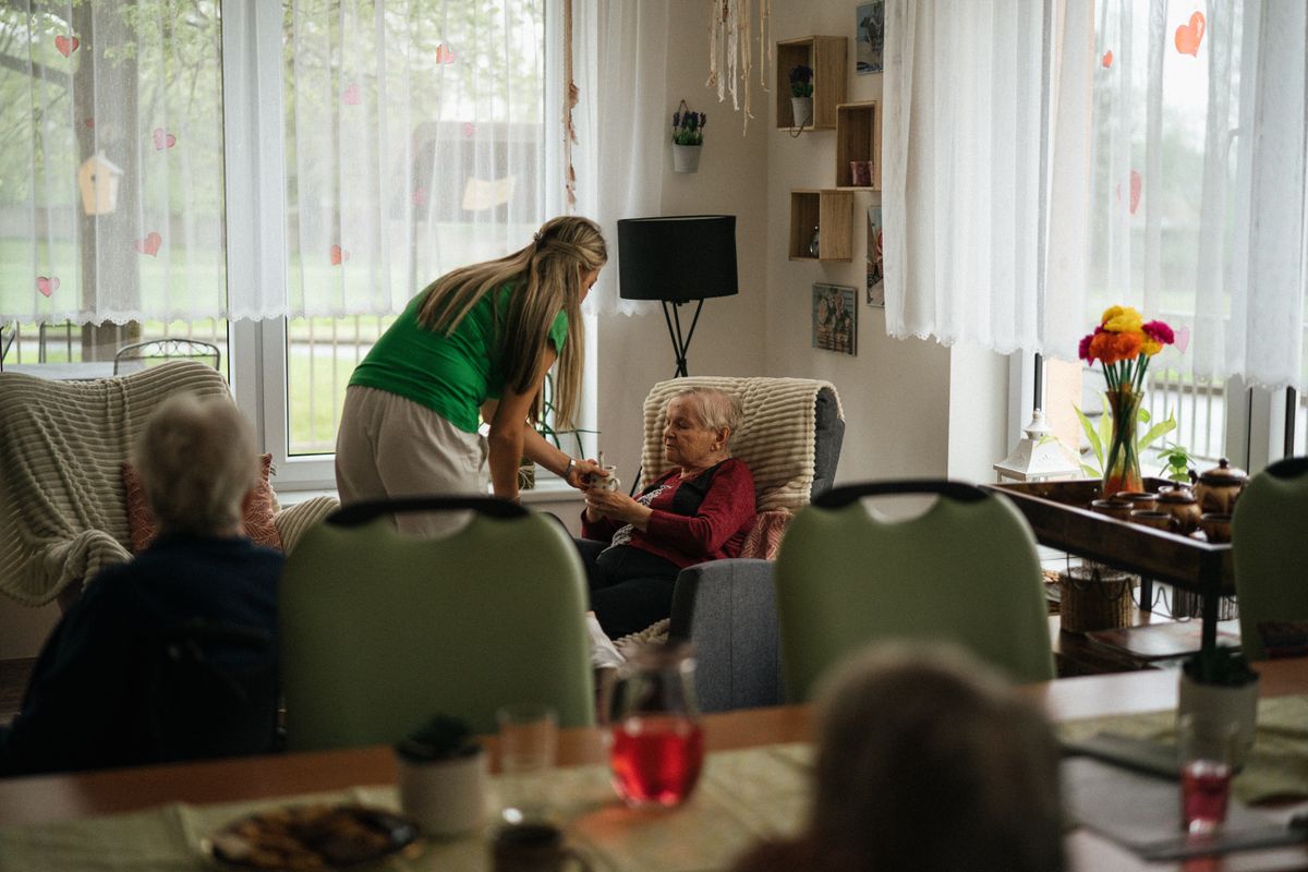 Résidence senior moderne avec espaces communs lumineux et jardins aménagés