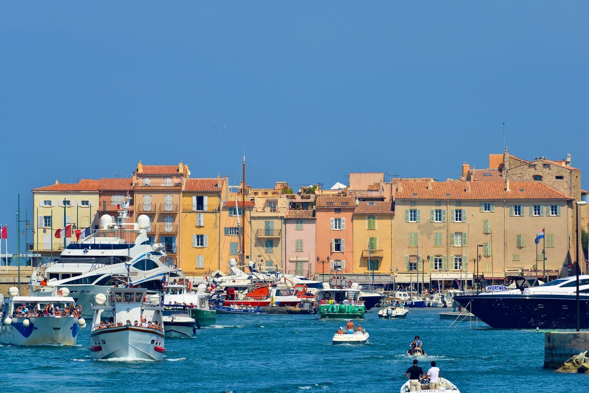 Port de Saint-Tropez avec bateaux de luxe et maisons colorées du vieux village