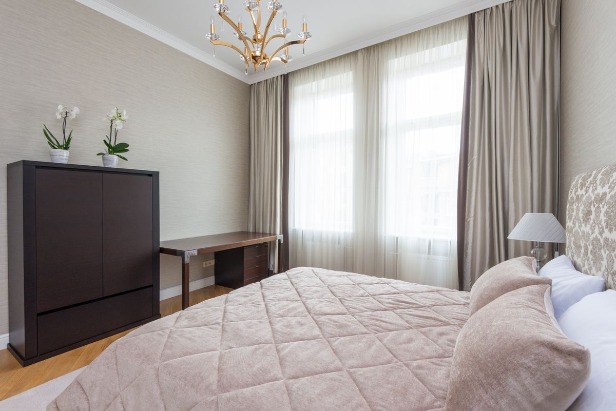 Investisseur immobilier consultant ses documents fiscaux LMNP avec un expert-comptable