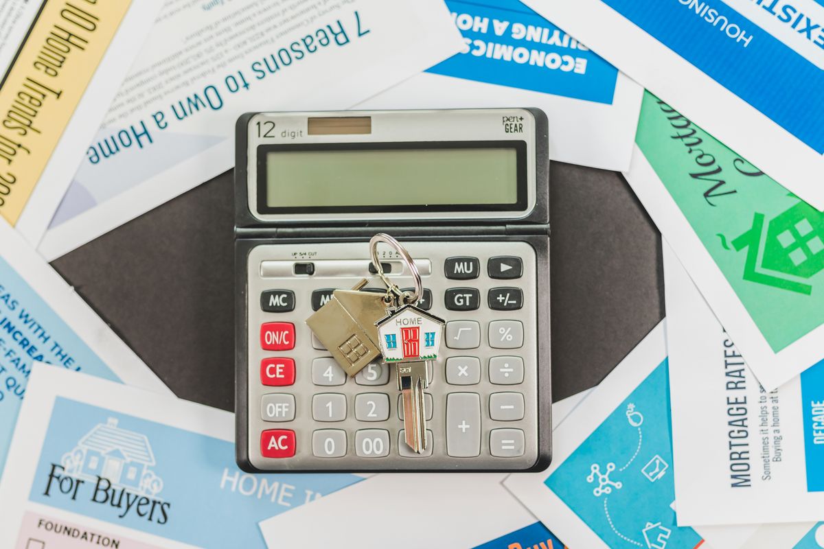 Avis de taxe foncière et calculatrice sur un bureau