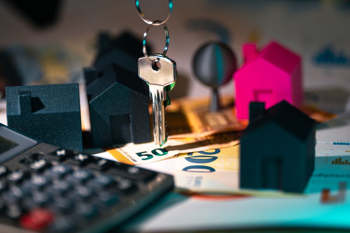 Bureau de notaire avec documents de vente immobilière et stylo sur table en bois