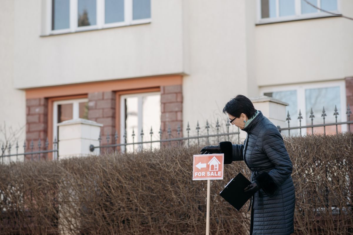 Particulier présentant son logement à vendre lors d'une visite sans intermédiaire d'agence