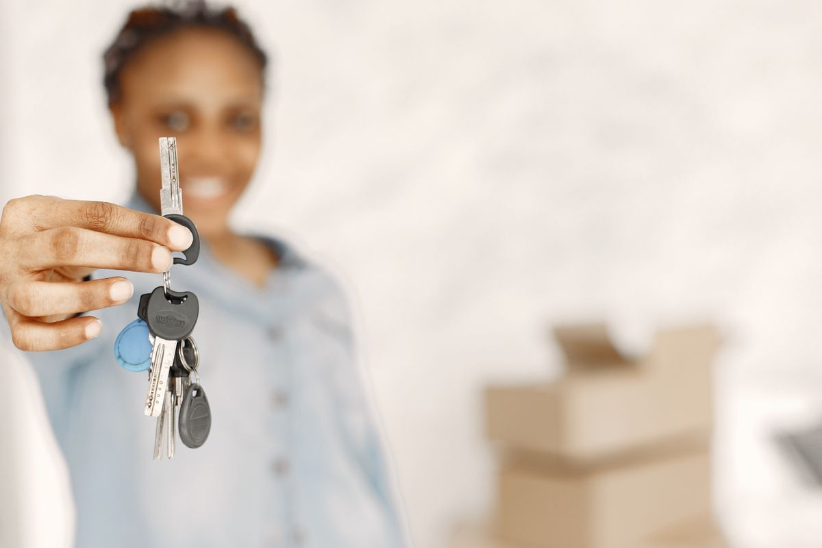 Propriétaire et locataire lors d'une remise de clés d'un appartement en vente occupée