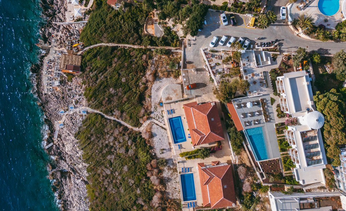 Villa de luxe avec piscine à débordement vue mer sur la Côte d'Azur